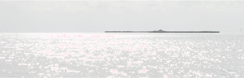 Das Meer mit grauen Wolken am Horizont.